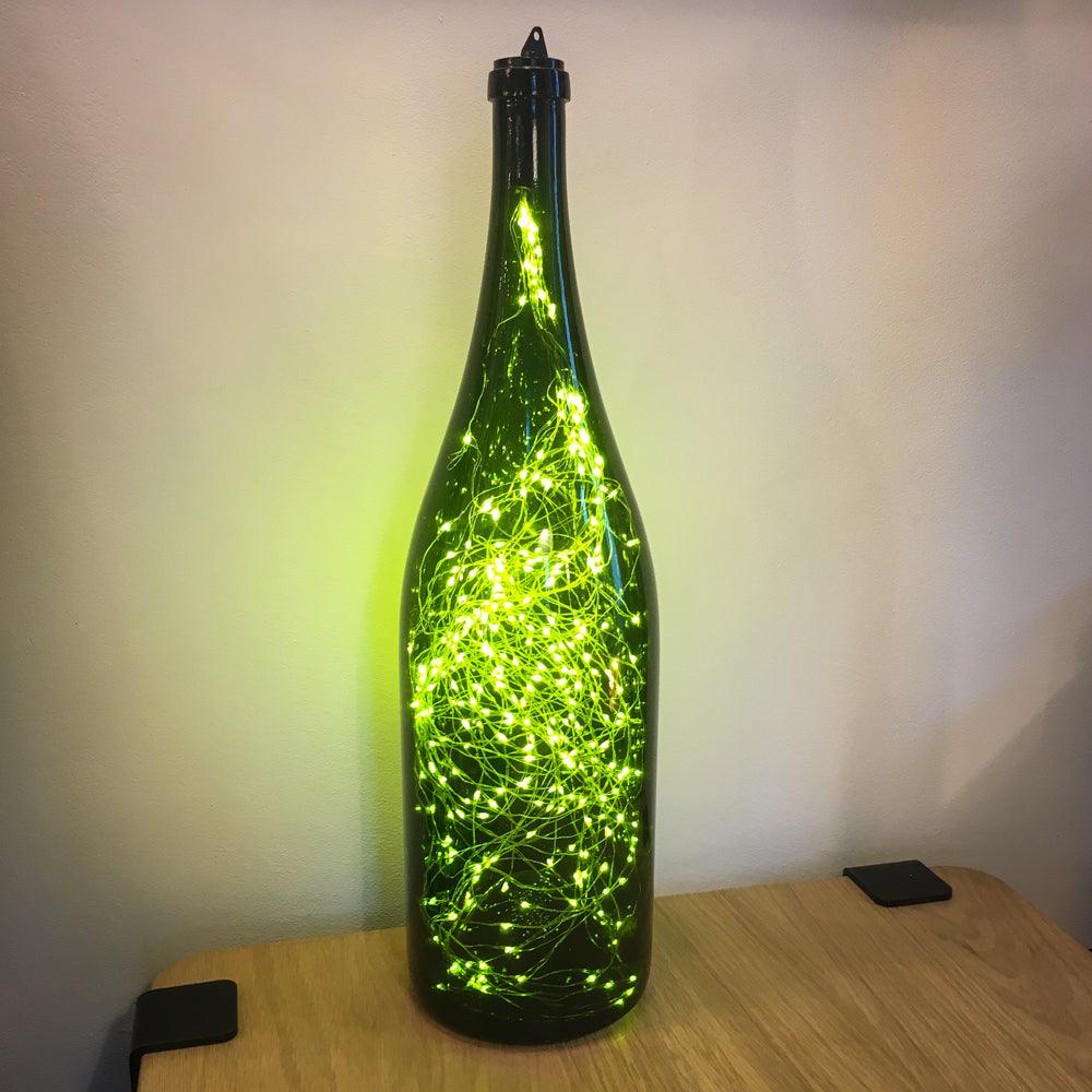RIESEN-WEINFLASCHE MIT LICHTERKETTE – DAS_OBJEKT