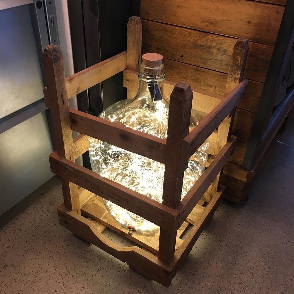 VINTAGE BALLONFLASCHE MIT LICHTERKETTE 600 HOLZGESTELL - DAS_OBJEKT (6049291305134)