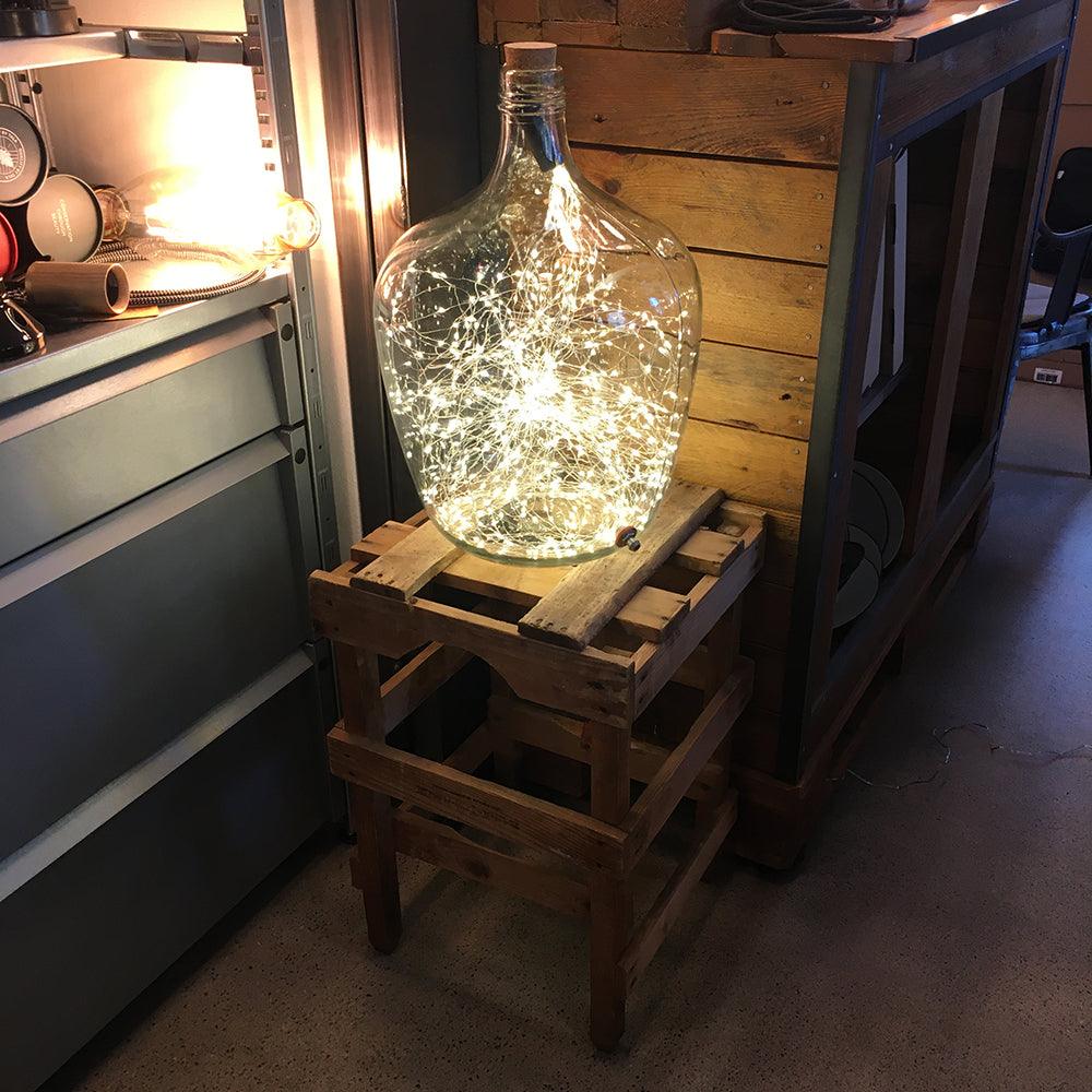 VINTAGE BALLONFLASCHE MIT LICHTERKETTE 600 HOLZGESTELL - DAS_OBJEKT (6049291305134)