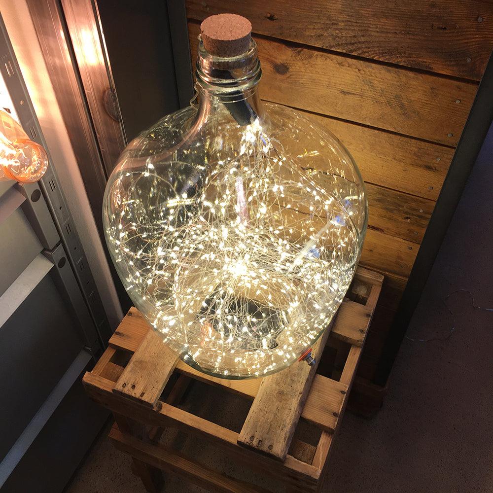 VINTAGE BALLONFLASCHE MIT LICHTERKETTE 600 HOLZGESTELL - DAS_OBJEKT (6049291305134)