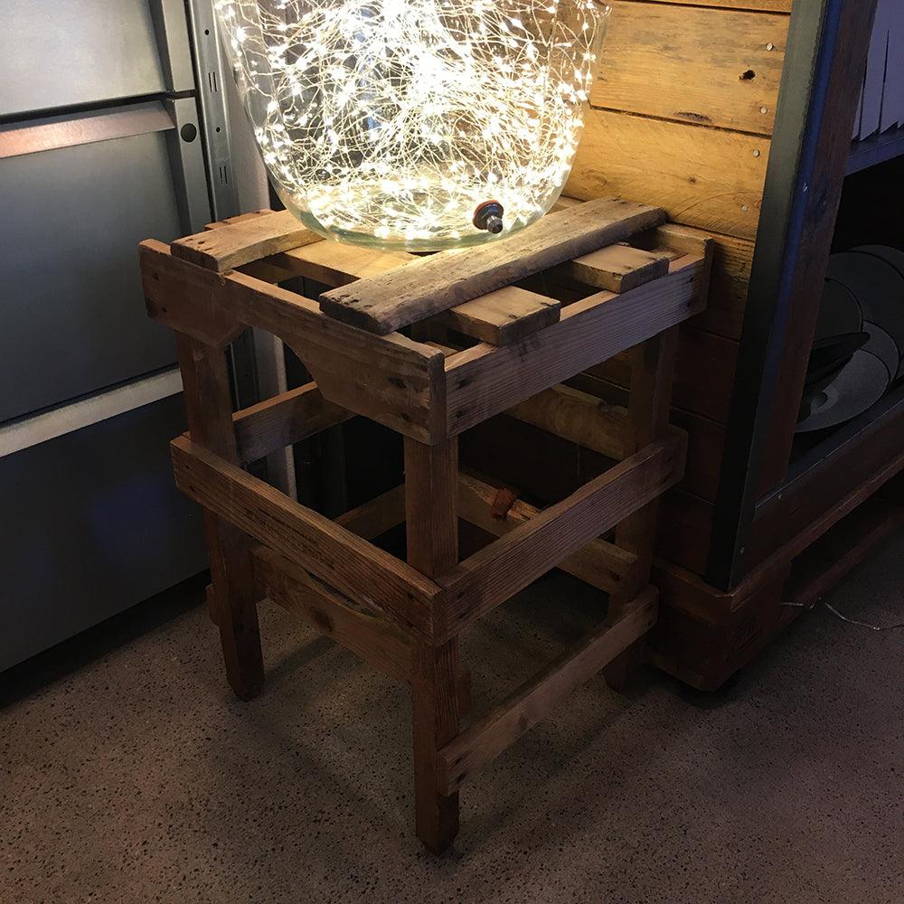 VINTAGE BALLONFLASCHE MIT LICHTERKETTE 600 HOLZGESTELL - DAS_OBJEKT (6049291305134)