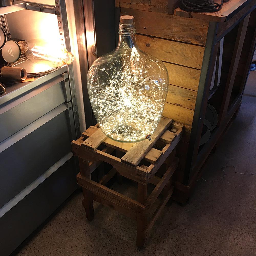 VINTAGE BALLONFLASCHE MIT LICHTERKETTE 600 HOLZGESTELL - DAS_OBJEKT (6049291305134)