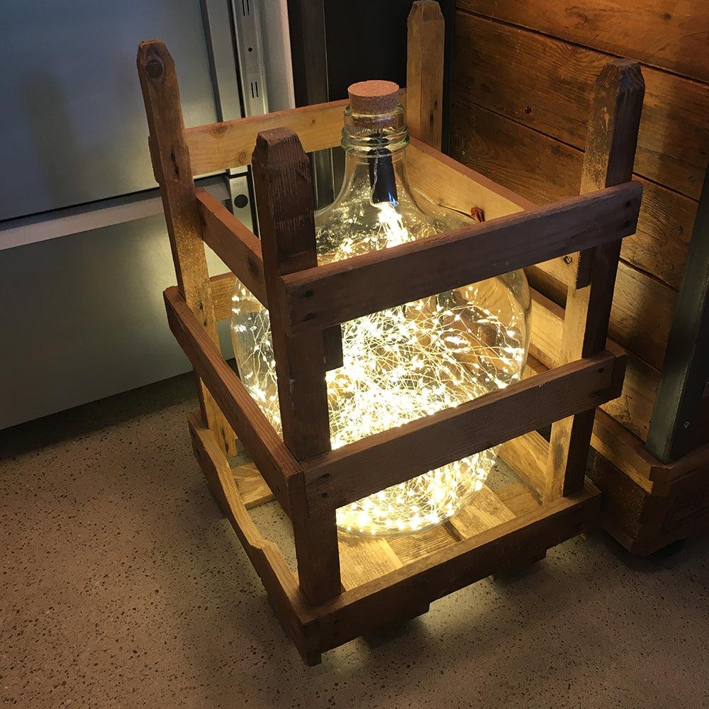 VINTAGE BALLONFLASCHE MIT LICHTERKETTE 600 HOLZGESTELL - DAS_OBJEKT (6049291305134)