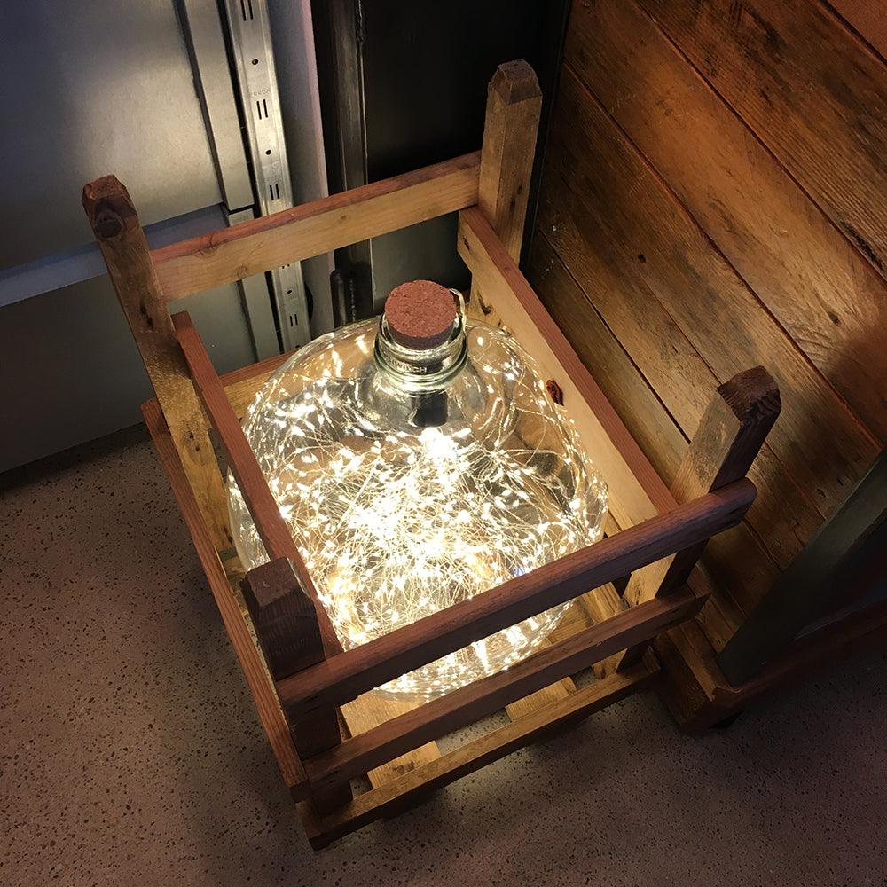 VINTAGE BALLONFLASCHE MIT LICHTERKETTE 600 HOLZGESTELL - DAS_OBJEKT (6049291305134)