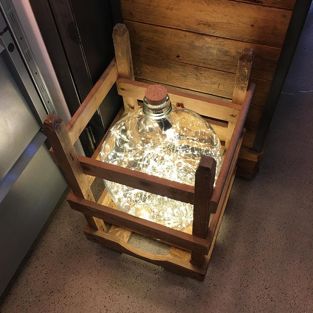 VINTAGE BALLONFLASCHE MIT LICHTERKETTE 600 HOLZGESTELL - DAS_OBJEKT (6049291305134)