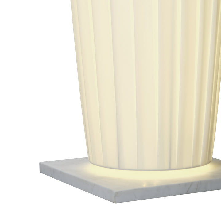 COLONNE FLOOR – STEHLEUCHTE MIT MARMORSOCKEL