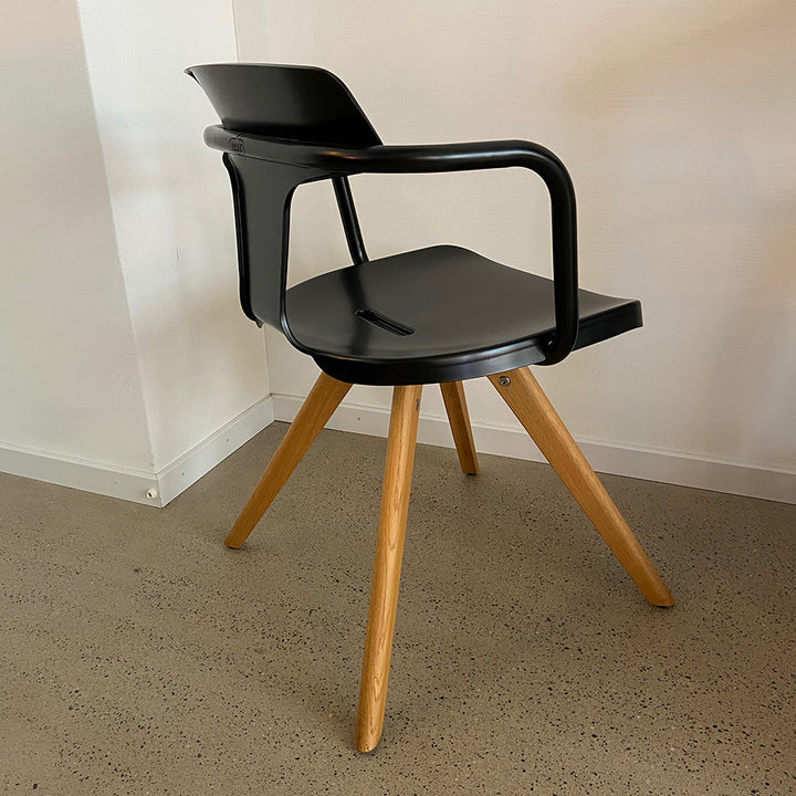 <transcy>T14 WOODEN CHAIR</transcy>