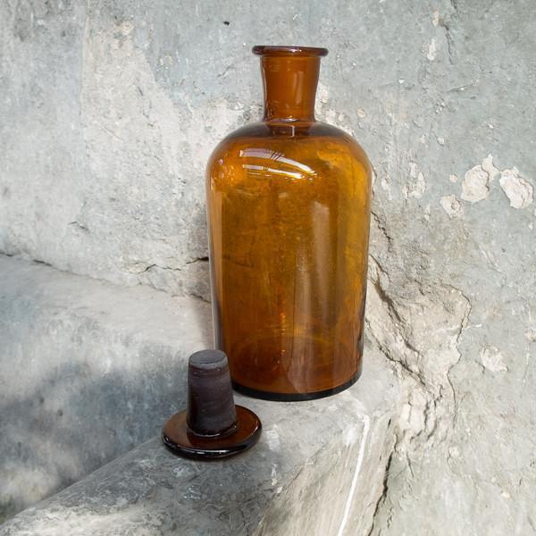 APOTHEKER FLASCHE BRAUN MIT GLASDECKEL - DAS_OBJEKT (9327462985)